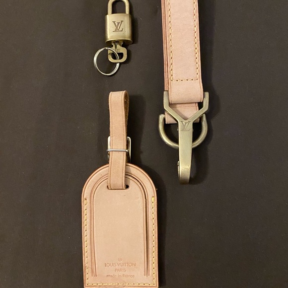 ❤️*AUTH*. LV LOCK AND KEY WITH LUGGAGE TAG❤️ - Picture 9 of 10